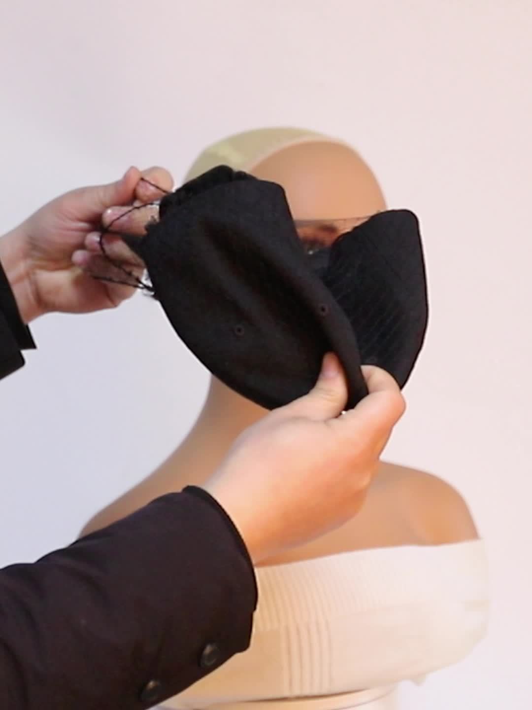 Peruca Boné Estilo Baseball com Cabelo Cacheado 30 centimentros